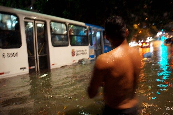 Chuva causa alagamento na Rua João Batista Di Vitoriano, Jardim Consórcio, em Interlagos (Foto: Alexandre Serpa/Futura Press/Futura Press/Estadão Conteúdo).