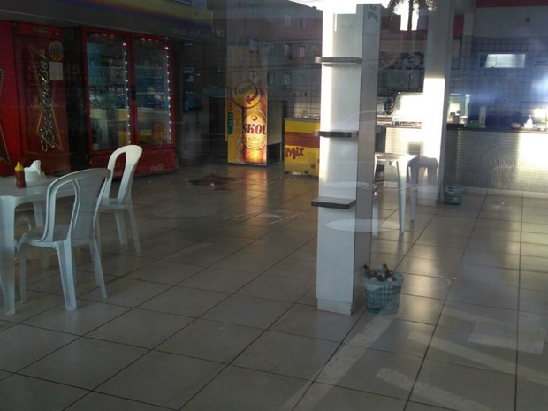 Vítima caiu ferida na conveniência do posto (Foto: Osvaldo Nóbrega/ TV Morena).