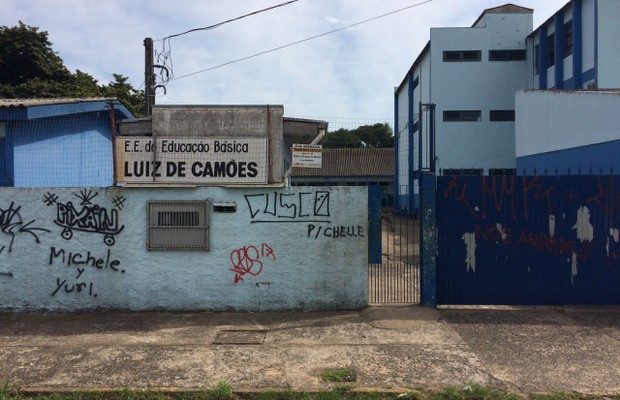 Morte de adolescente ocorreu em sala de aula da Escola Luiz de Camões, em Cachoeirinha (Foto: Bernardo Bortolotto/RBS TV).