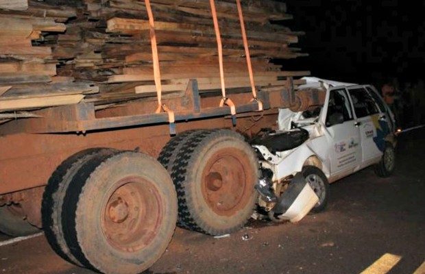 Carro da Secretaria de Assistência Social bateu na traseira de caminhão carregado de madeira (Foto: Assessoria/ Prefeitura de Novo Horizonte do Norte-MT).