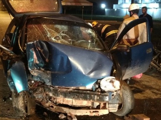 Carro bateu contra poste no Setor Faiçalville, em Goiânia, Goiás (Foto: Divulgação/Corpo de Bombeiros).