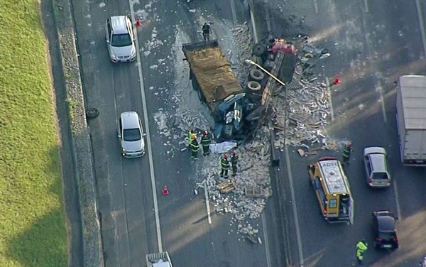 Acidente deixa dois morots na Rodovia Fernão Dias (Foto: TV Globo/Reprodução).