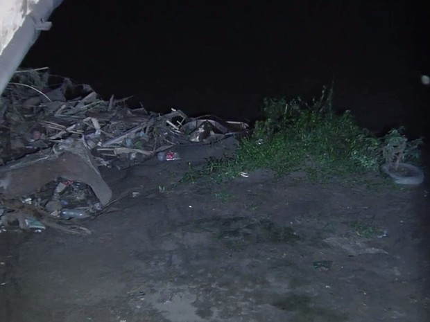 Corpos são encontrados embaixo de ponte na Avenida Castelo Branco (Foto: Reprodução/ TV Anhanguera).