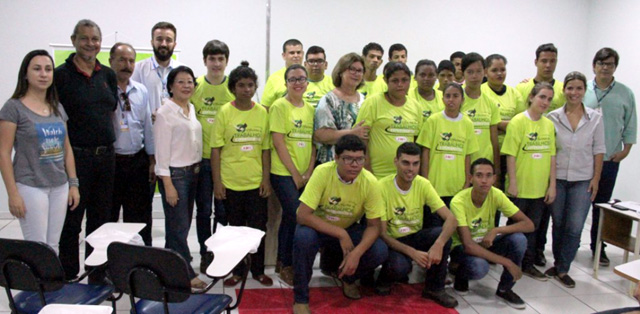 Equipe do Governo de Andradina participa da entrega de camisetas no início do curso. Foto: Secom/ Prefeitura