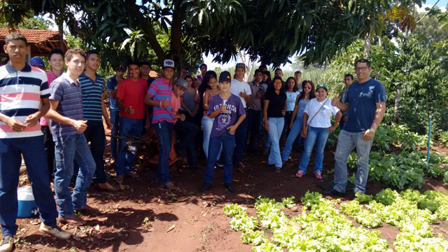 Os 35 jovens que integram o projeto fizeram visita técnica no sítio da ‘Quinha’, na Rio Paraná. Foto: Assessoria de Imprensa