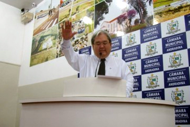 Vereador Márcio Makoto presta juramento ao assumir o cargo. Foto: DIVULGAÇÃO