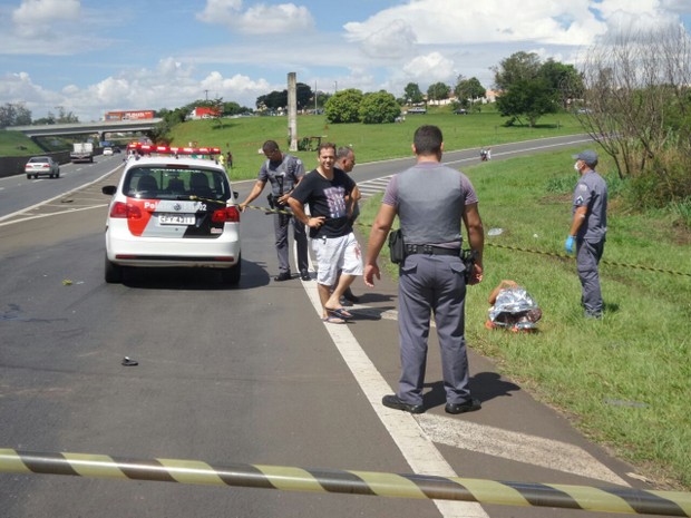 Um dos envolvidos na tentativa de roubo aguarda atendimento no canteiro da rodovia (Foto: Rádio Azul Celeste).