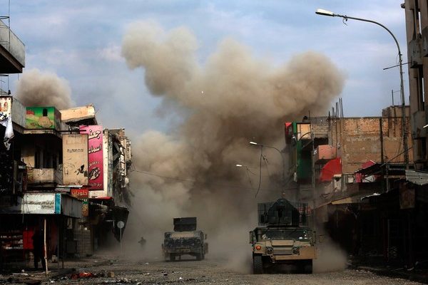 Forças iraquianas se esforçavam nesta quarta-feira (8) para desativar as bombas deixadas pelos extremistas nas zonas recuperadas do oeste de Mossul (Foto: Khalid Mohammed/AP).