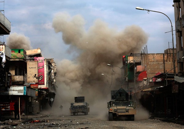 Forças iraquianas se esforçavam nesta quarta-feira (8) para desativar as bombas deixadas pelos extremistas nas zonas recuperadas do oeste de Mossul (Foto: Khalid Mohammed/AP).