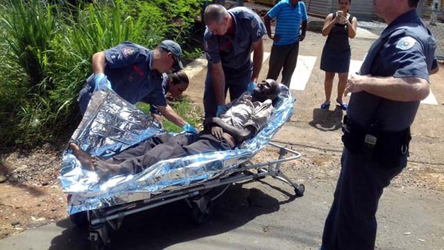 Suspeito de matar Simone é colocado em maca em Rio Preto (Foto: Arquivo Pessoal)