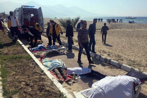 Serviços de resgate da Turquia retiraram, nesta quarta-feira (24), os corpos de 11 pessoas que morreram no Mediterrâneo durante a tentativa de chegar à Europa (Foto: DHA-Depo Photos via AP).