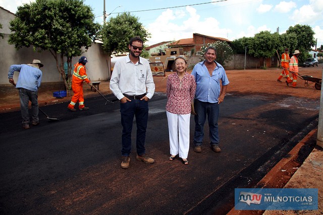 Tamiko esteve vistoriando os trabalhos das máquinas e conversando com moradores na Rua Osório dos Santos. Foto: Secom/Prefeitura