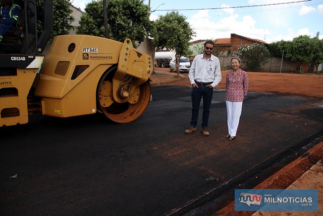 Tamiko esteve vistoriando os trabalhos das máquinas e conversando com moradores na Rua Osório dos Santos. Foto: Secom/Prefeitura