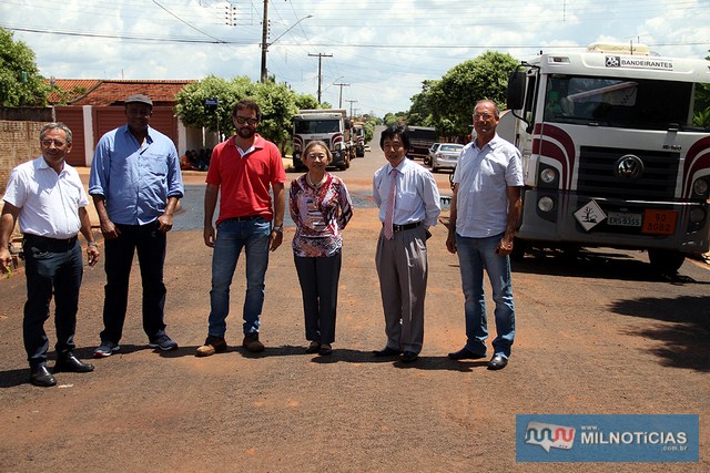 Tamiko com Jamil e o secretário de Obras, Ernaldo Calvoso, durante pavimentação da rua Aquidauana. Foto: Secom/Prefeitura