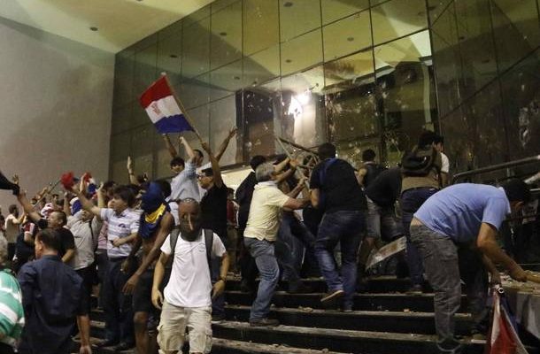 Manifestantes ateiam fogo ao Congresso paraguaio após senadores fiéis ao presidente aprovarem emenda de reeleição. Foto: NORBERTO DUARTE /AFP