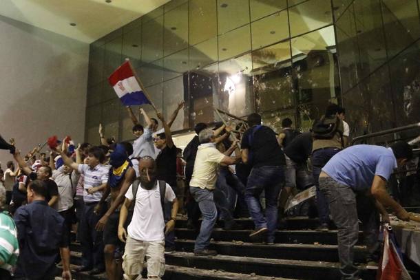 Manifestantes ateiam fogo ao Congresso paraguaio após senadores fiéis ao presidente aprovarem emenda de reeleição. Foto: NORBERTO DUARTE /AFP