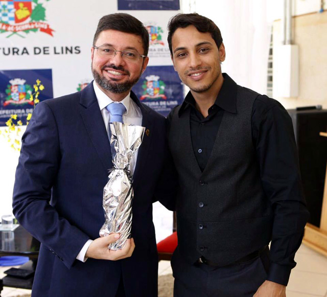 O prefeito de Lins, Edgar Souza, se casou sábado, dia 4, com o campanheiro Alexsandro Luciano. Foto: Papomix