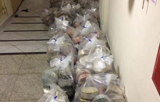 Também foi apreendida grande quantidade de droga. Foto: Midia Max