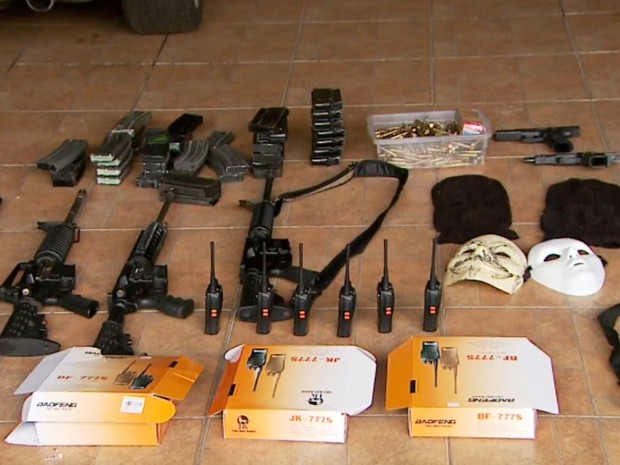 Forte armamento estava em poder dos suspeitos presos na manhã deste domingo (5) em Ribeirão (Foto: Reprodução/EPTV).