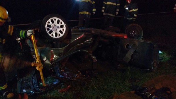 Motorista morreu após capotar o carro na rodovia em Pederneiras (Foto: Corpo de Bombeiros/ Divulgação ).