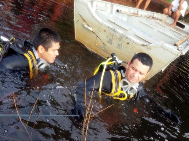 Bombeiros fazem buscas pelas vítimas no Rio Guaporé (Foto: Divulgação/Corpo de Bombeiros-MT).