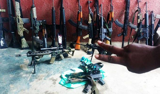 Arsenal exibido por traficantes que trocaram tiros com a polícia no Complexo do Salgueiro, no Rio (Reprodução/Reprodução)