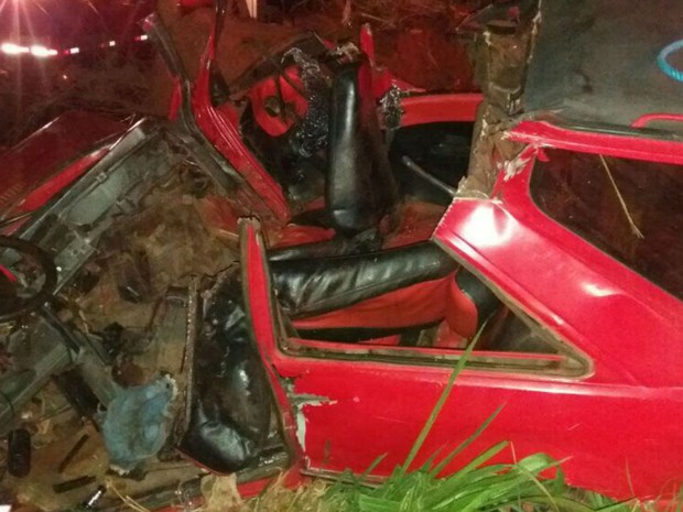 Carro bateu em árvore em estrada no distrito de Cruz das Posses, em Sertãozinho (Foto: Arquivo pessoal).