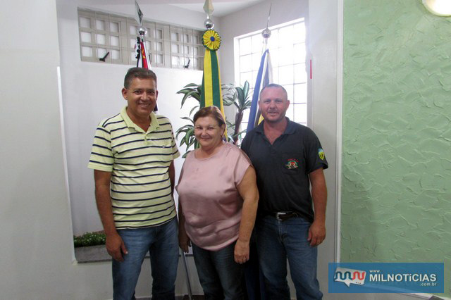 A prefeita Fátima Nascimento recebe o secretário de finanças do SINTRAF, Renato Sérgio Ribeiro Costa (dir.) e o secretário municipal de Agricultura, Carlos Roberto de Oliveira, o Carlinhos Algodoeira. Foto: Assessoria de Imprensa