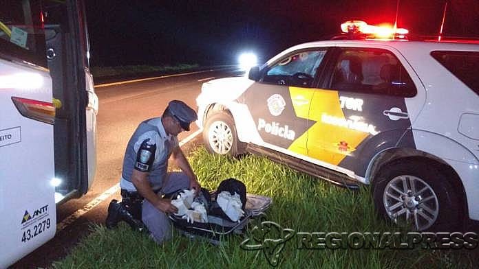 Adolescente foi surpreendido pela Polícia Rodoviária com tabletes de maconha. Foto: TOR/Reprodução
