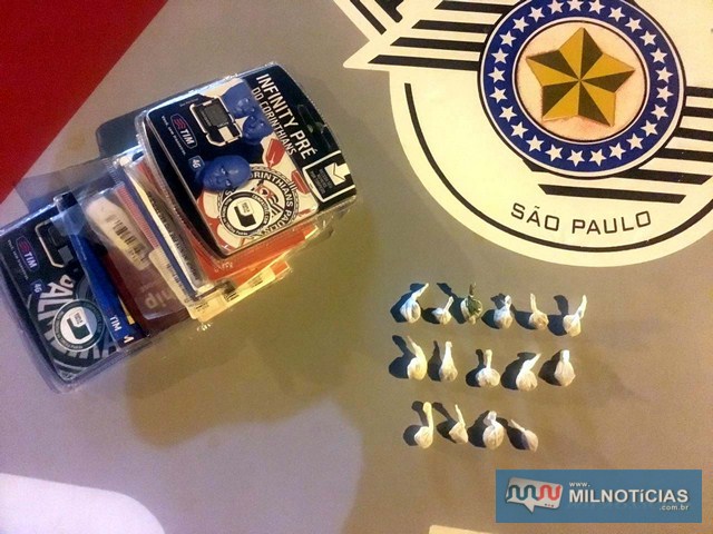 Foram apreendidas 15 pedras de crack e material para embalar o entorpecente. Foto: DIVULGAÇÃO/PM