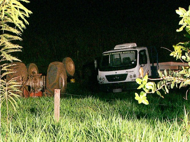 Vítima estava guinchando um caminhão que ficou atolado em um terreno do sítio em Serra Azul (Foto: Reprodução/EPTV).