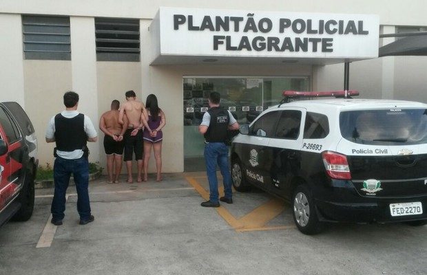 Suspeitos, um deles menor e outro travesti, foram detidos em Jaú (Foto: Polícia Civil/ Divulgação).