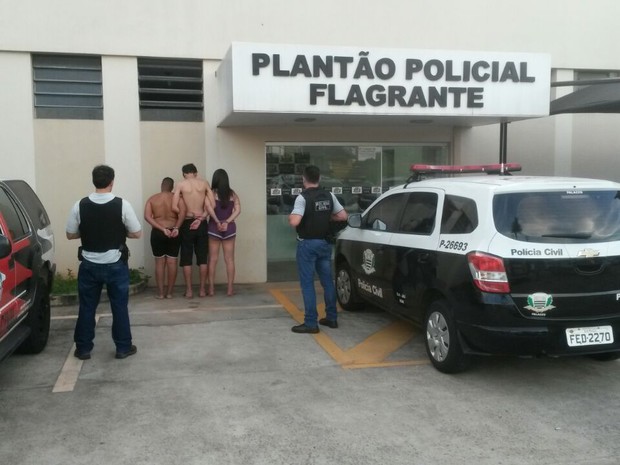 Suspeitos, um deles menor e outro travesti, foram detidos em Jaú (Foto: Polícia Civil/ Divulgação).