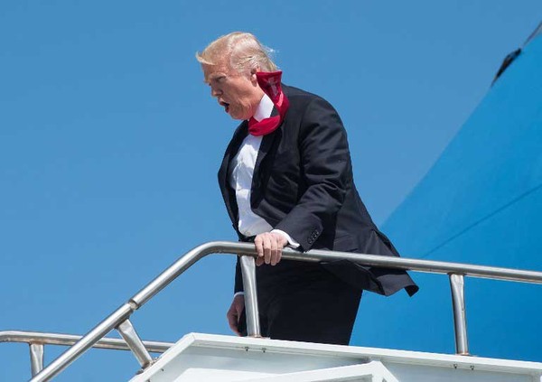 Presidente dos Estados Unidos, Donald Trump, deixa Air Force One após chegar a Orlando, na Flórida, na sexta-feira (3) (Foto: Nicholas Kamm / AFP).