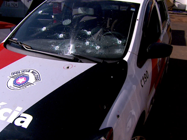 Viatura da PM foi fuzilada por quadrilha que roubou carro-forte da Protege em Barrinha, SP (Foto: Reprodução / EPTV).