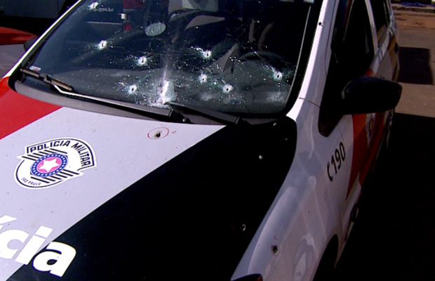 Viatura da PM foi fuzilada por quadrilha que roubou carro-forte da Protege em Barrinha, SP (Foto: Reprodução / EPTV).