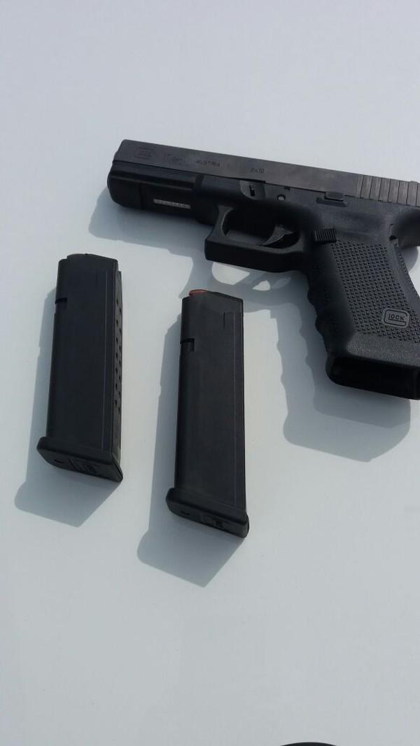 Polícia encontrou em fundo falso uma pistola 9 mm com 26 munições e dois carregadores (Foto: PRE/Divulgação).