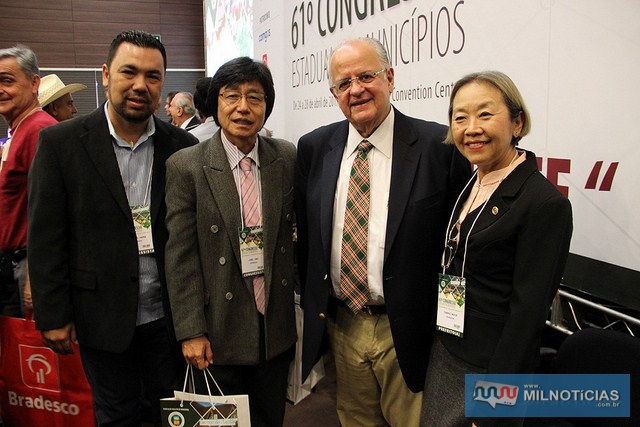 Tamiko, Jamil e o ouvidor público, Eduardo Hara, com o presidente da Associação Paulista dos Municípios, Carlos Cruz, durante evento para a discussão dos principais assuntos que afetam as cidades, em Campos do Jordão. Foto: Secom/Prefeitura