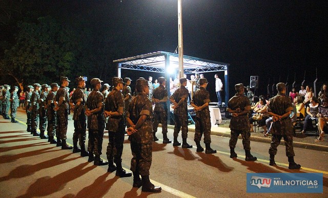 Terceira turma de atiradores do Tiro de Guerra celebrou a data alusiva ao Dia do Exército com familiares com desfile. Secom/Prefeitura