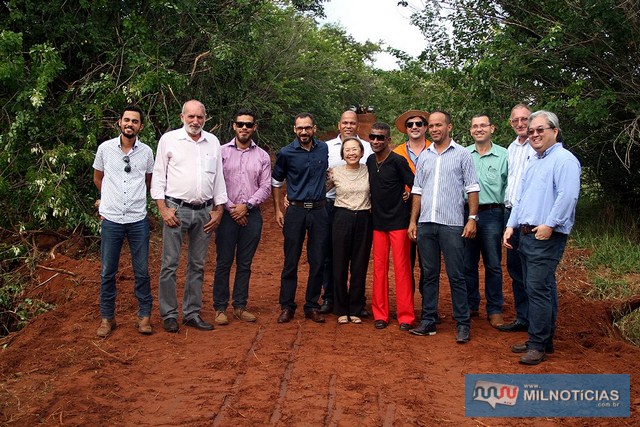 Tamiko vistoria instalação de tubos para reabertura de estrada rural em parceria com Usina Raízen. Foto: Secom/ Prefeitura