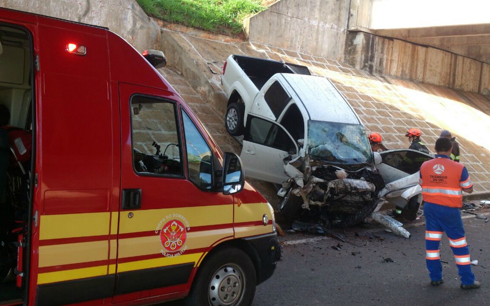 Homem morre após caminhonete cair em pontilhão de rodovia em Taquaritinga (SP) (Foto: Reprodução/EPTV).