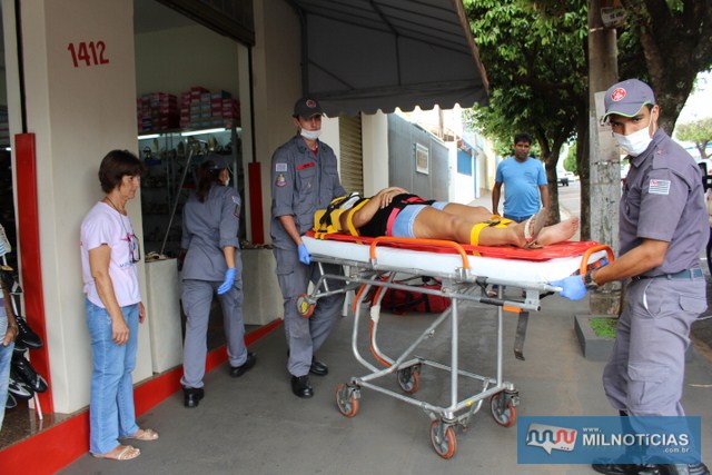 Mulher foi encaminhada pelos bombeiros ao pronto-socorro, onde exames de raio-X constataram a fratura na canela esquerda. Fotos: MANOEL MESSIAS/ Agência