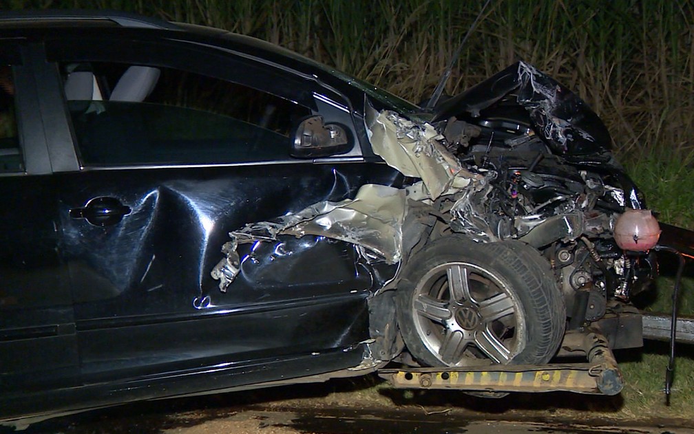 Carro envolvido em acidente que matou grávida na região de Campinas (Foto: Reprodução EPTV).