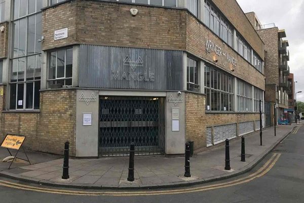 A discoteca Mangle, no bairro de Dalston, em Londres, onde ocorreu um ataque com ácido (Foto: Jack Hard/PA via AP).