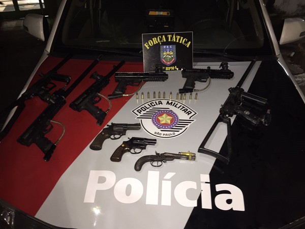 Dois revólveres e uma espingarda foram apreendidos dentro de uma casa em Tremembé. (Foto: Divulgação/Polícia Militar).