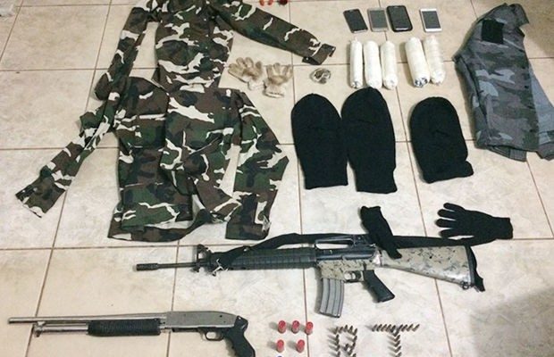 Cinco homens foram presos com armas, explosivos e até fardamento militar que seriam usados no crime (Foto: Assessoria/PM-MT).