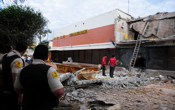 Destruição causada por explosões durante roubo a transportadora de valores em Ciudad del Este, no Paraguai (Foto: Francisco Espinola/Reuters)