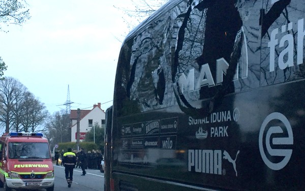 Ônibus do Borussia Dortmund danificado após explosão na terça-feira (11), quando o time estava a caminho do estádio para jogo contra o Moncao (Foto: Carsten Linhoff/dpa/AFP).