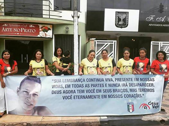 Familiares e amigos em frente ao forum de Andradina no dia do julgamento. Foto: Arquivo de familia