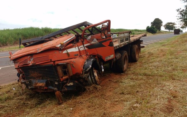 Motorista e passageiro morreram após caminhão tombar (Foto: Rafael Machi/Diário de Penápolis).